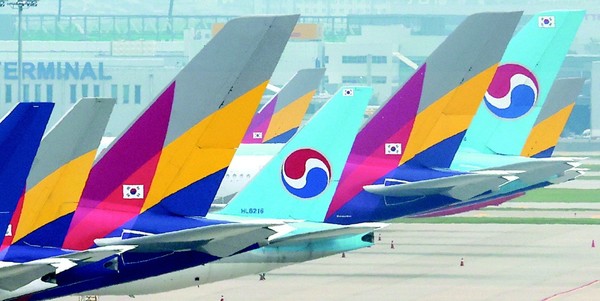 인천국제공항에 대한항공과 아시아나항공 여객기가 비행을 기다리고 있다. (사진=연합뉴스)