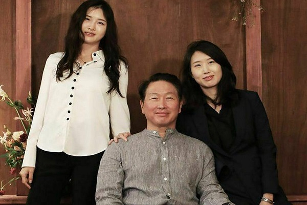 최태원 회장(가운데)과 두 딸들. (사진=로컬라이즈 캡처)