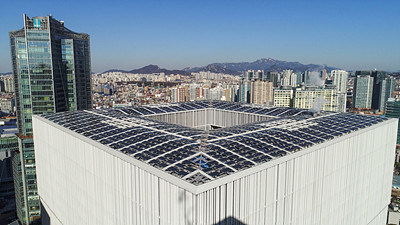 아모레퍼시픽 본사 옥상에 설치된 태양광 패널.