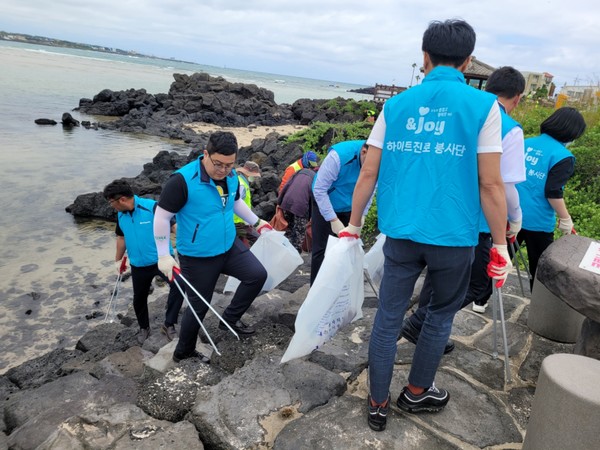 하이트진로 제주지점 임직원들과 서귀포시 바다환경지킴이가 지난 8일 표선해수욕장의 쓰레기를 수거하고 있다.