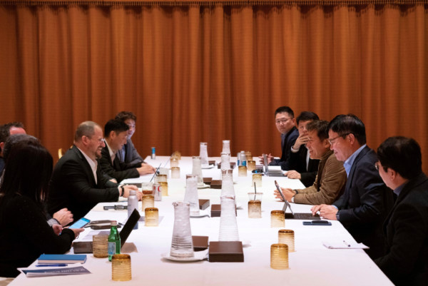 박정호 SK하이닉스 부회장(오른쪽 열 중앙)과 퀄컴 크리스티아노 아몬 CEO(왼쪽 열 중앙)를 비롯한 양사 경영진이 양사간 협력 강화 방안에 대해 논의했다. (사진=SK하이닉스)