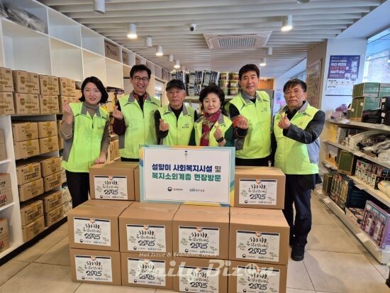 1월 24일 이상원 보건복지부 복지정책관(왼쪽 두번째)가 구로푸드뱅크마켓을 방문하여 봉사활동을 펼치며 관계자들과 기념촬영을 하고 있다.(사진=보건복지부)