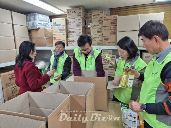 1월 24일 이상원 복지정책관(가운데)가 구로푸드뱅크마켓에서 복지 소외계층에게 전달할 물품을 포장하고 있다.(사진=보건복지부)