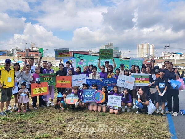 비비댄스학원 축하공연팀과 생활환경복지사들 [사진제공 = 내부장애인협회]